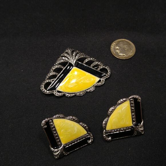 Vintage Avon Beige Enamel Fan Earrings Brooch Set, Post Earrings, Silver Tone - Picture 3 of 10